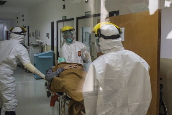 Petugas medis membawa pasien ke ruang isolasi saat simulasi penanganan pasien virus corona di RS Hasan Sadikin, Bandung, Jawa Barat, Jumat (6/3/2020). ANTARA FOTO/M Agung Rajasa/aww. Sumber : Tirto.id